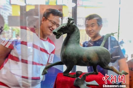 甘肅省博物館將榮登《國(guó)家寶藏》的文物銅奔馬和人頭形器口彩陶瓶搬到了絲路如意餐廳，讓顧客在餐廳內(nèi)就能近距離的和文物面對(duì)面?！＄娦?攝