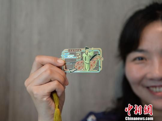 絲路主題餐廳內(nèi)推出的文創(chuàng)產(chǎn)品?！＄娦?攝