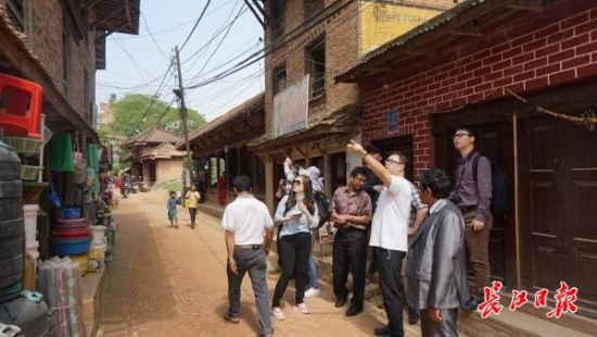 在尼泊爾，武漢市土地利用和城市空間規(guī)劃研究中心設計團隊現(xiàn)場踏勘。(武漢市土地利用和城市空間規(guī)劃研究中心 供圖)