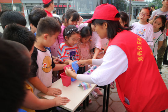 志愿者教小朋友們垃圾分類的相關(guān)知識(shí)。連柏梁 攝