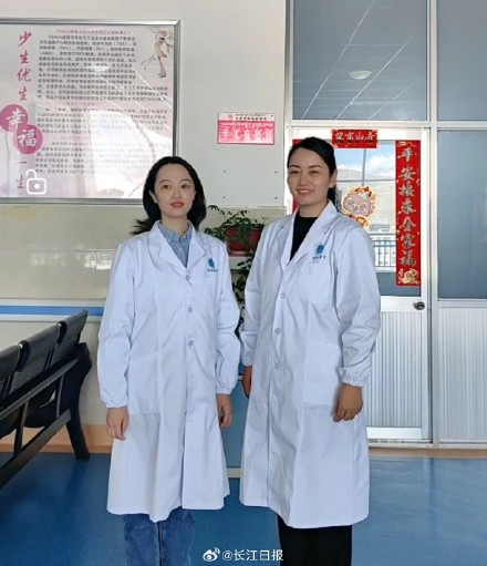 “有醫(yī)生嗎？有人暈倒了！”武漢協(xié)和醫(yī)院援藏醫(yī)療隊(duì)員聽(tīng)到呼救就沖了上去