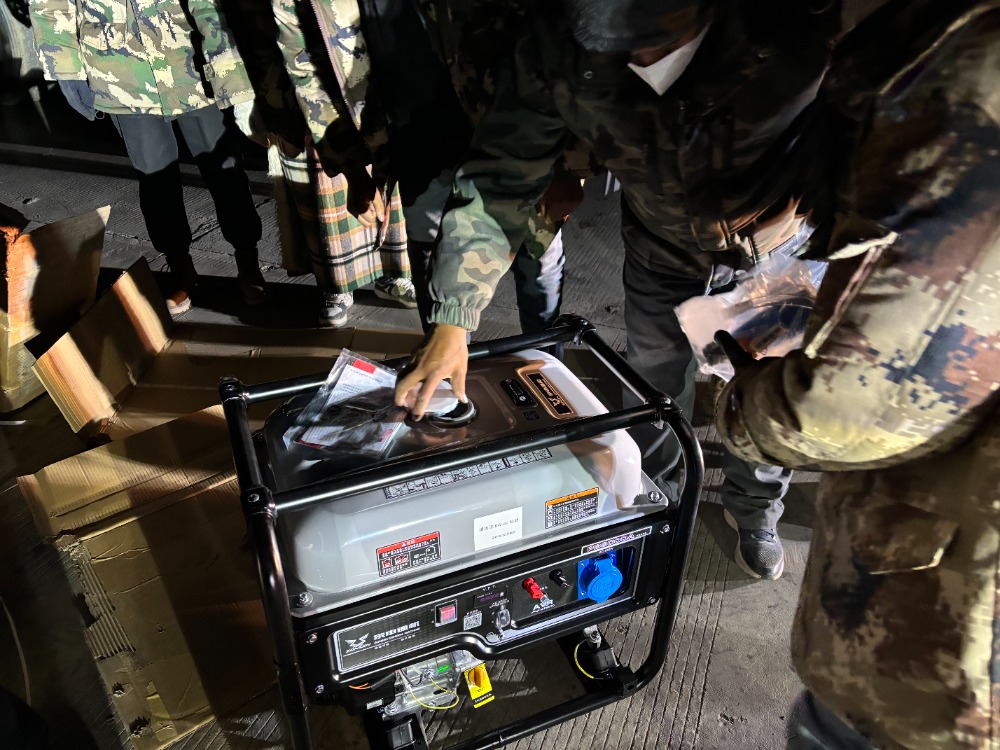 震區(qū)所需 重慶所能！重慶首批救援物資跨越千里抵達(dá)雪域高原