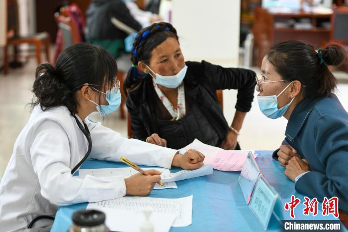 因不少農(nóng)牧民不會(huì)普通話，義診活動(dòng)現(xiàn)場(chǎng)，鄉(xiāng)政府為每位醫(yī)生配了一名翻譯?！〗w波 攝