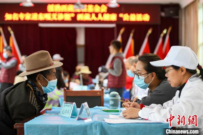 圖為9月11日，西藏日喀則桑珠孜區(qū)東嘎鄉(xiāng)義診現(xiàn)場(chǎng)?！〗w波 攝