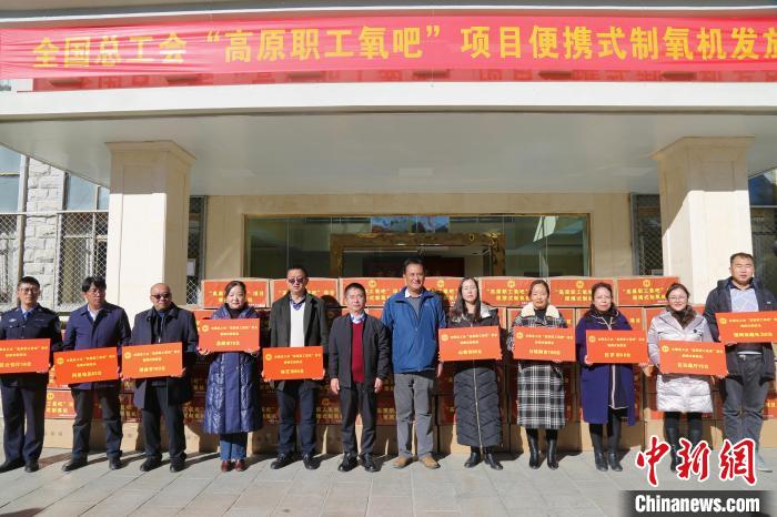 圖為發(fā)放儀式現(xiàn)場?！⊥趵?攝