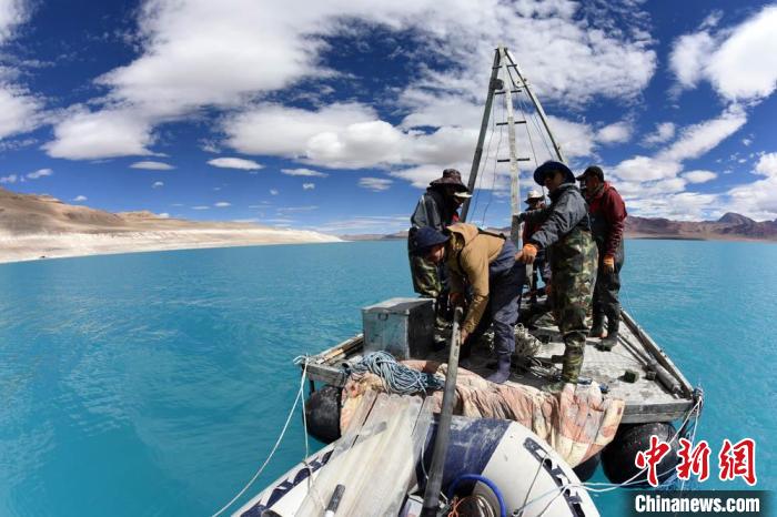 科考隊(duì)員在湖泊鉆探平臺上小心搬運(yùn)采集的巖芯樣品?！?lt;a target='_blank' ><p  align=