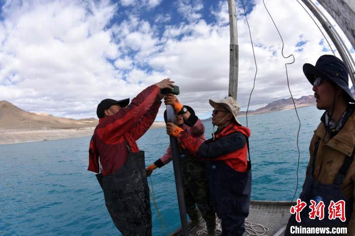 科考隊(duì)員在湖泊鉆探平臺上包裝采集的巖芯樣品?！?lt;a target='_blank' ><p  align=