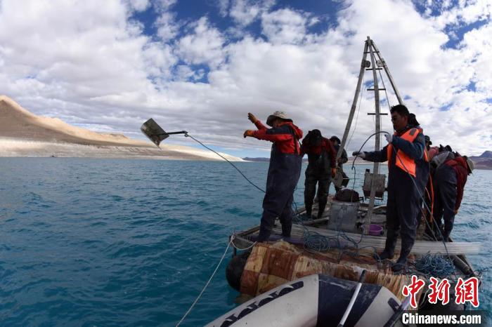 科考隊(duì)員在湖泊鉆探平臺上拋固定平臺的錨?！?lt;a target='_blank' ><p  align=