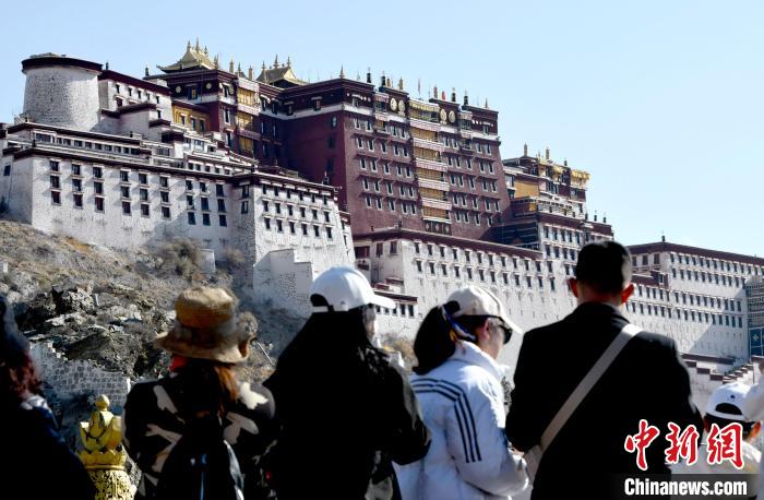 4月17日，游客在拉薩布達(dá)拉宮觀景臺拍照留念。　李林 攝