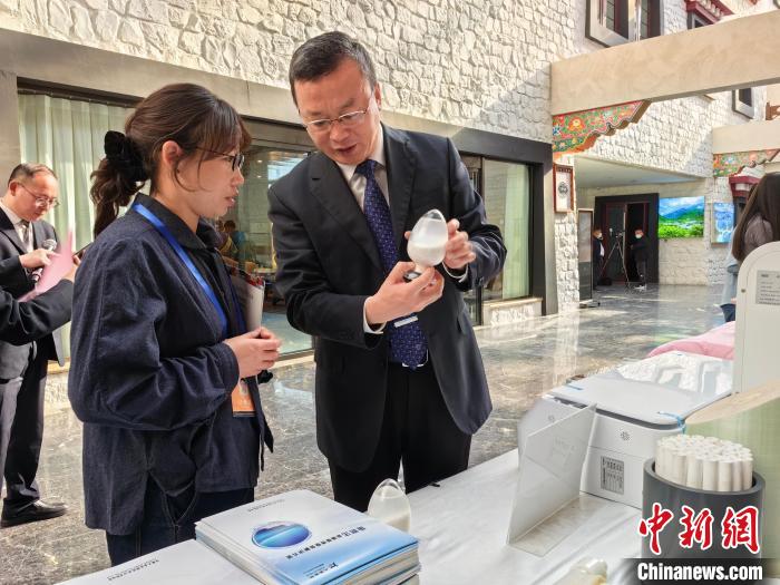 圖為簽約企業(yè)現(xiàn)場推介自己的產(chǎn)品?！≮w延 攝