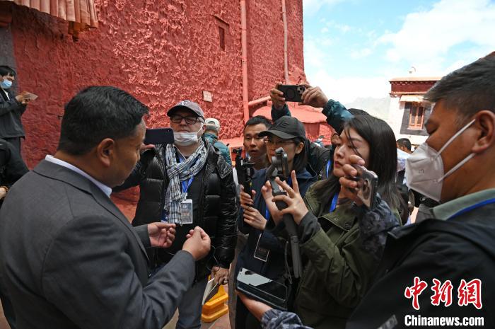 圖為中外媒體采訪布達拉宮管理處相關(guān)負(fù)責(zé)人?！≮w朗 攝