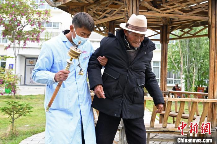 圖為曲松縣特困人員集中供養(yǎng)中心老人索朗歐珠。　趙朗 攝