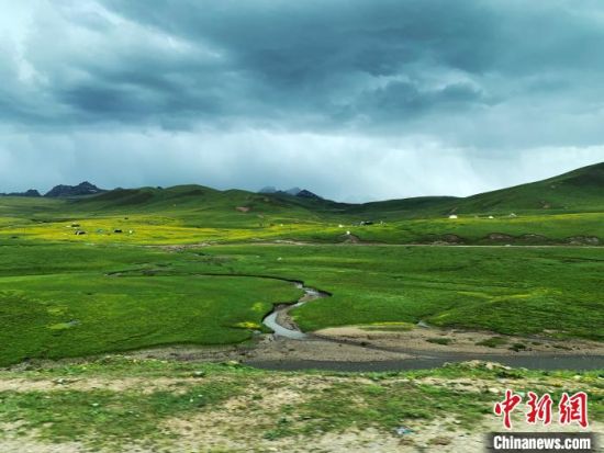 自2005年啟動三江源生態(tài)保護和建設(shè)工程以來，果洛州共治理黑土灘315.11萬畝，使果洛州生態(tài)環(huán)境15年來得到明顯好轉(zhuǎn)?！O睿 攝