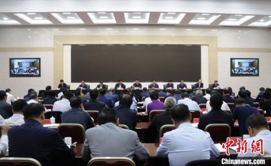 圖為青海省生態(tài)環(huán)境保護警示教育大會現(xiàn)場?！?zhí)砀！z 　　