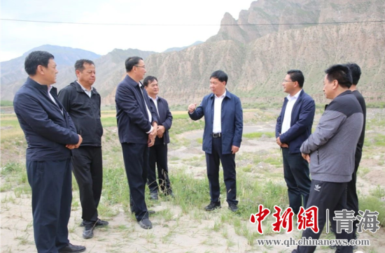 圖為黃南州有關(guān)領(lǐng)導(dǎo)現(xiàn)場踏勘、督導(dǎo)生態(tài)環(huán)保責任落實情況現(xiàn)場。黃宣攝