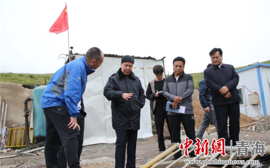 圖為黃南州有關(guān)領(lǐng)導(dǎo)現(xiàn)場(chǎng)踏勘、督導(dǎo)生態(tài)環(huán)保責(zé)任落實(shí)情況現(xiàn)場(chǎng)。黃宣攝