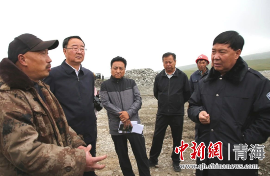 圖為黃南州有關(guān)領(lǐng)導(dǎo)現(xiàn)場(chǎng)踏勘、督導(dǎo)生態(tài)環(huán)保責(zé)任落實(shí)情況現(xiàn)場(chǎng)。黃宣攝