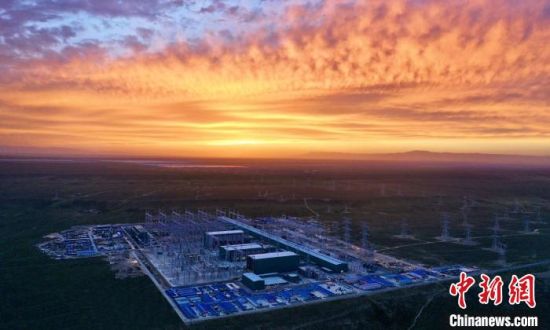 圖為朝霞下的青南換流站。　國網(wǎng)青海檢修公司供圖 　　