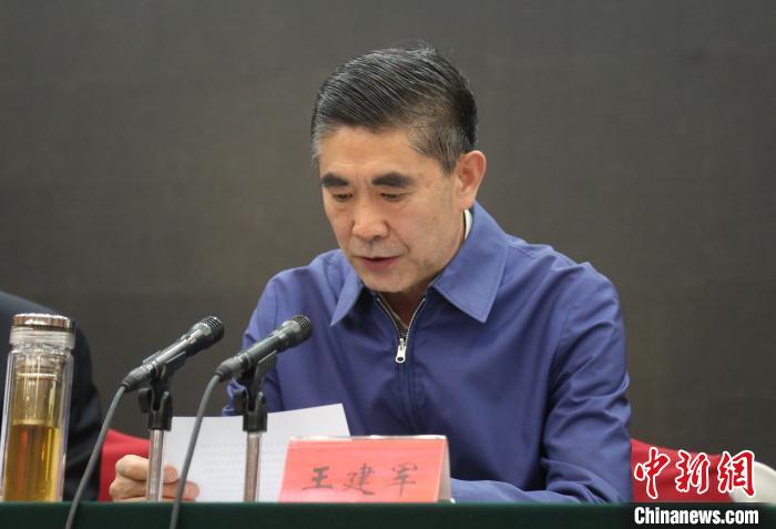 圖為青海省委書記王建軍出席會(huì)議并作講話?！?zhí)砀?攝