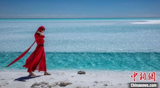 圖為地處柴達(dá)木盆地的東臺(tái)吉乃爾湖?！∧獑⒚鳌z
