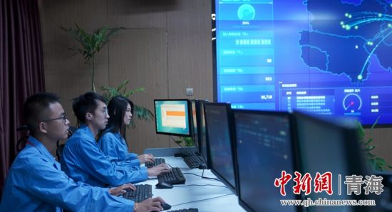 圖為國(guó)網(wǎng)青海電力大數(shù)據(jù)中心工作人員正在監(jiān)控綠電相關(guān)數(shù)據(jù)。王國(guó)棟攝