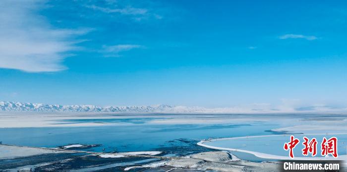 圖為冬季茶卡天空壹號(hào)景區(qū)?！±罱瓕?攝