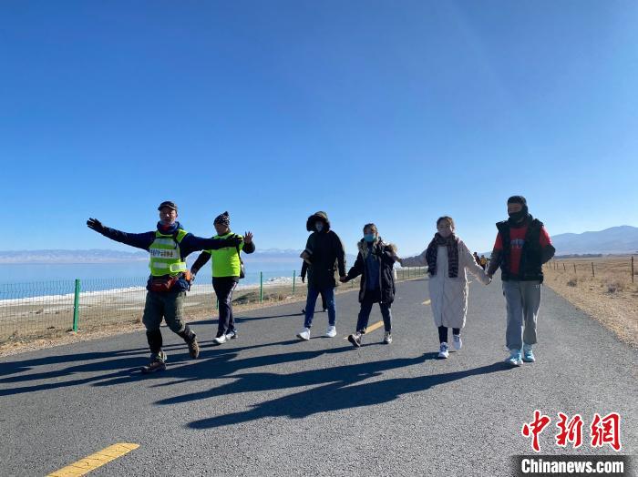 圖為徒步現(xiàn)場?！±罱瓕?攝