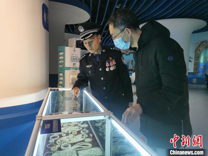 圖為森林警察為游客講解查獲這些象牙制品過程中發(fā)生的真實(shí)故事?！∥乃碱?攝