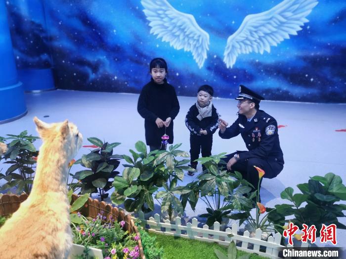 圖為森林警察為小朋友科普野生動(dòng)物保護(hù)知識?！∥乃碱?攝