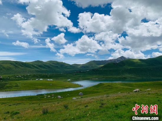 圖為果洛州境內(nèi)的年保玉則。（資料圖）　孫?！z