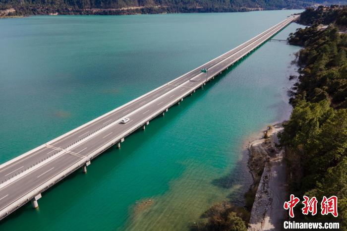 資料圖為西藏拉薩至林芝高等級公路多布湖風光?！〗w波 攝