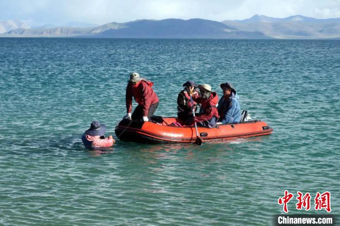 科考隊員乘充氣快艇考察扎日南木錯歸來?！?lt;a target='_blank' ><p  align=
