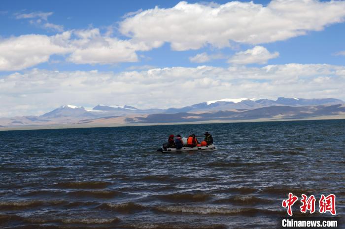 科考隊員向湖心進發(fā)，風(fēng)浪越來越大?！?lt;a target='_blank' ><p  align=
