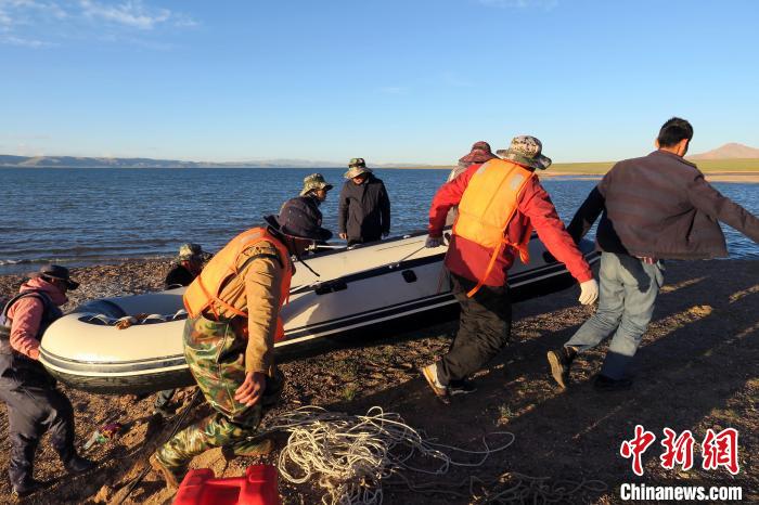 完成達則錯科考任務(wù)，科考隊員抬充氣快艇上岸?！?lt;a target='_blank' ><p  align=