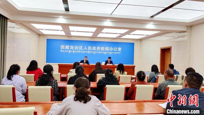 圖為西藏阿里地區(qū)在拉薩召開新聞發(fā)布會，發(fā)布西藏和平解放70年來阿里地區(qū)經濟社會發(fā)展成就?！∝暽＠?攝