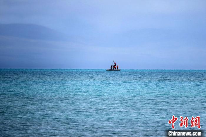 從岸邊營(yíng)地以長(zhǎng)焦鏡頭遠(yuǎn)眺，科考隊(duì)員在巴木錯(cuò)作業(yè)?！?lt;a target='_blank' ><p  align=