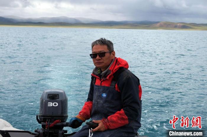 本次科考領(lǐng)隊(duì)、中科院青藏高原所侯居峙研究員駕駛充氣快艇。　<a target='_blank' ><p  align=