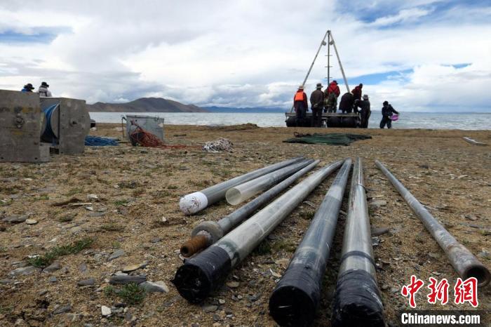 科考隊(duì)員從巴木錯(cuò)采集的科研樣品?！?lt;a target='_blank' ><p  align=