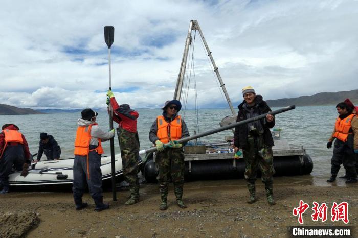 科考隊(duì)員從巴木錯(cuò)采樣歸來(lái)。　<a target='_blank' ><p  align=