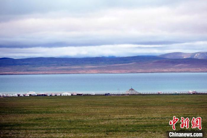 西藏安多縣茲格塘錯(cuò)岸邊帳篷林立，旅游業(yè)發(fā)展勢(shì)頭良好?！?lt;a target='_blank' ><p  align=