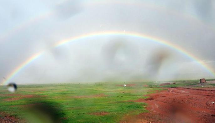 科考隊(duì)員在茲格塘錯(cuò)采樣返程途中，高原風(fēng)雨彩虹送行?！?lt;a target='_blank' ><p  align=