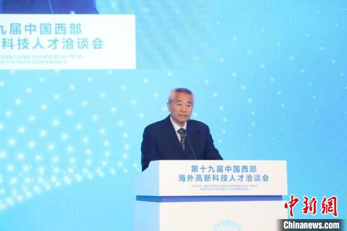 全國政協(xié)副主席、九三學(xué)社中央常務(wù)副主席邵鴻出席論壇并致辭?！∷拇ㄊ∥y(tǒng)戰(zhàn)部供圖