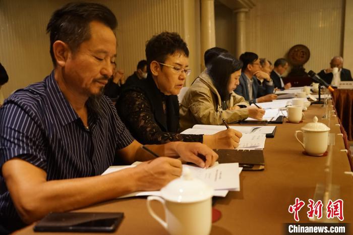 圖為座談會(huì)現(xiàn)場(chǎng)?！∨擞隄?攝