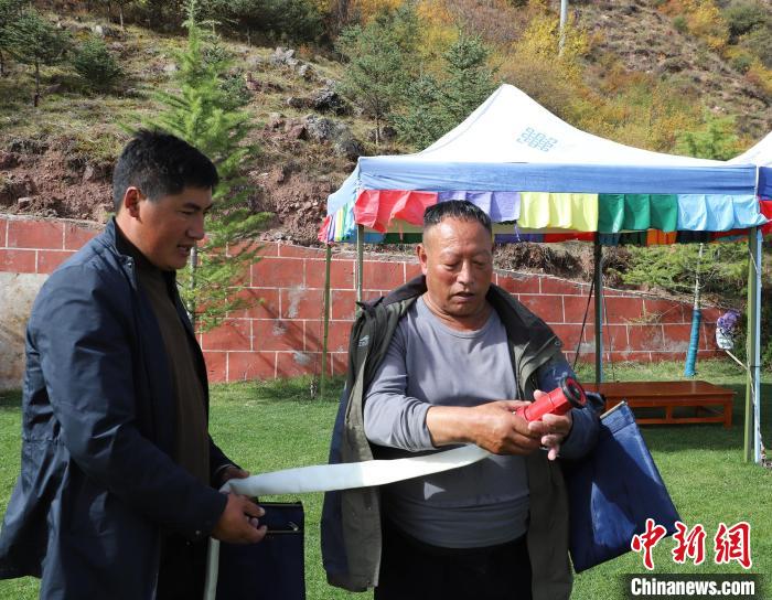 圖為護林員操作體驗滅火裝備?！〔际猩窒乐ш?供圖