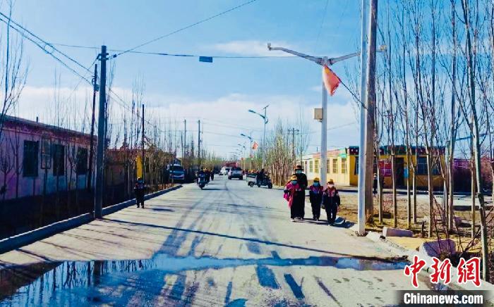 圖為黃河源昆侖社區(qū)馬路的一角?！「駹柲臼形麄鞑?供圖