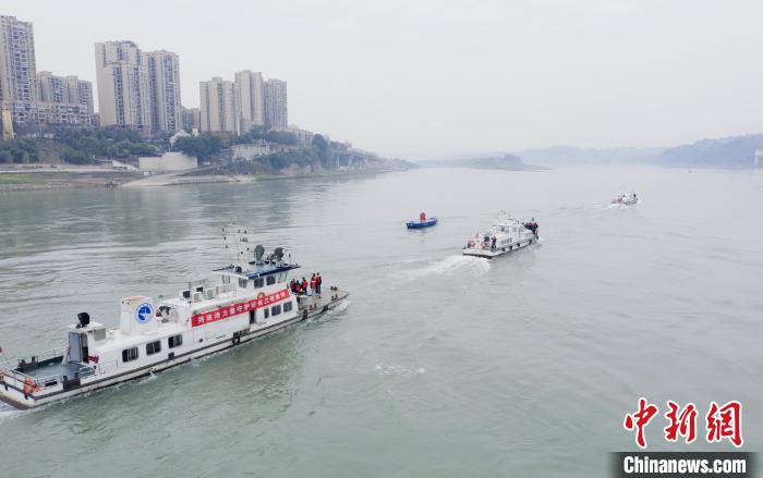 聯(lián)合巡江守護活動現(xiàn)場?！〗部h融媒體中心 攝