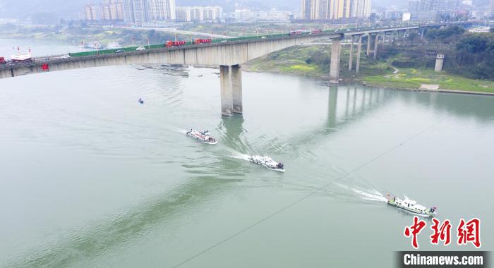 聯(lián)合巡江守護活動現(xiàn)場?！〗部h融媒體中心 攝