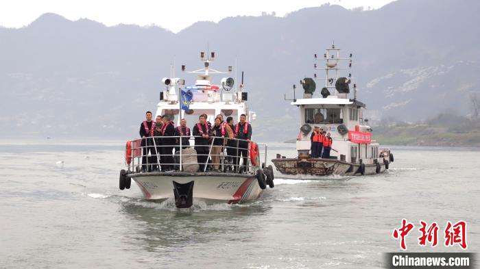 聯(lián)合巡江守護活動現(xiàn)場?！〗部h融媒體中心 攝