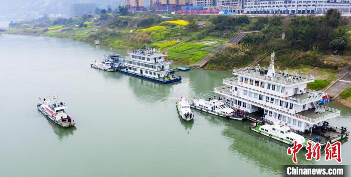 聯(lián)合巡江守護活動現(xiàn)場?！〗部h融媒體中心 攝