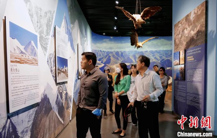 圖為中外嘉賓參觀玉樹州博物館。　馬銘言 攝